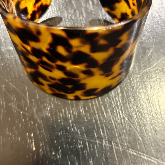 J. Crew Signed Faux Mottled Tortoise Acrylic Lucite Plastic Oval Cuff Bracelet - Picture 3 of 5